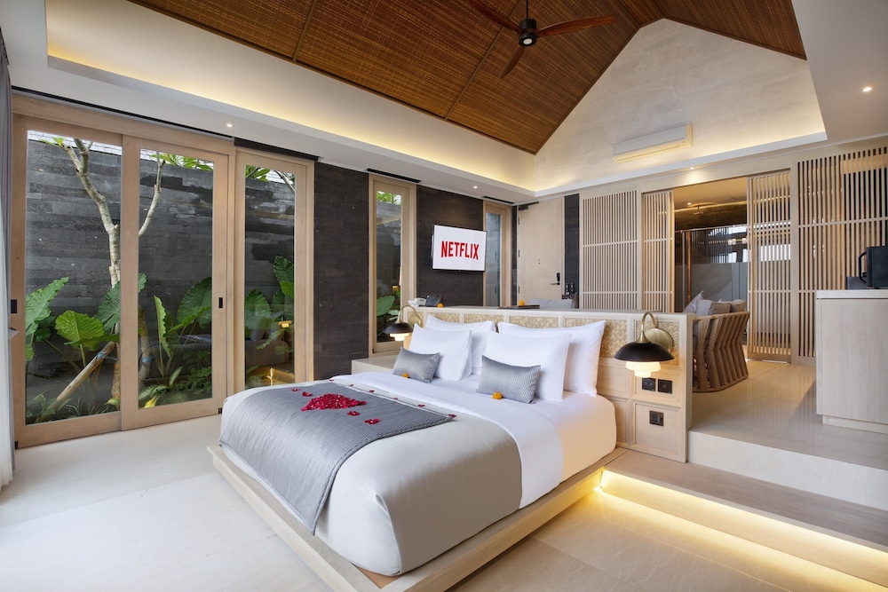 Royal Smart 1 Bedroom Villa with Private Pool & Hot Tub - Photo 2