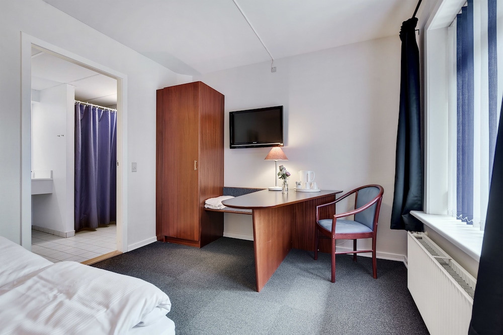 Economy Single Room (Facing Road) photo 2