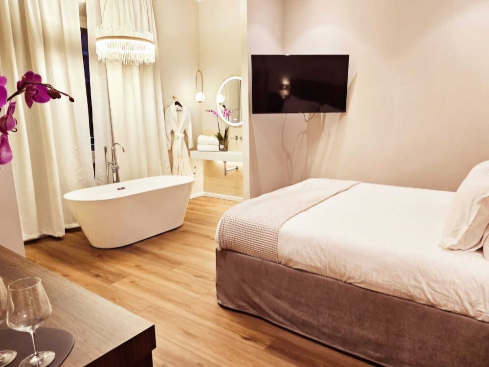 Luxury Suite, Courtyard View
