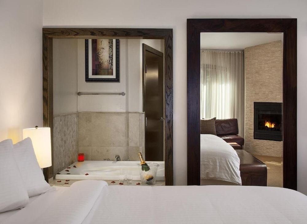 Superior Room, 1 King Bed, Jetted Tub - Photo 4