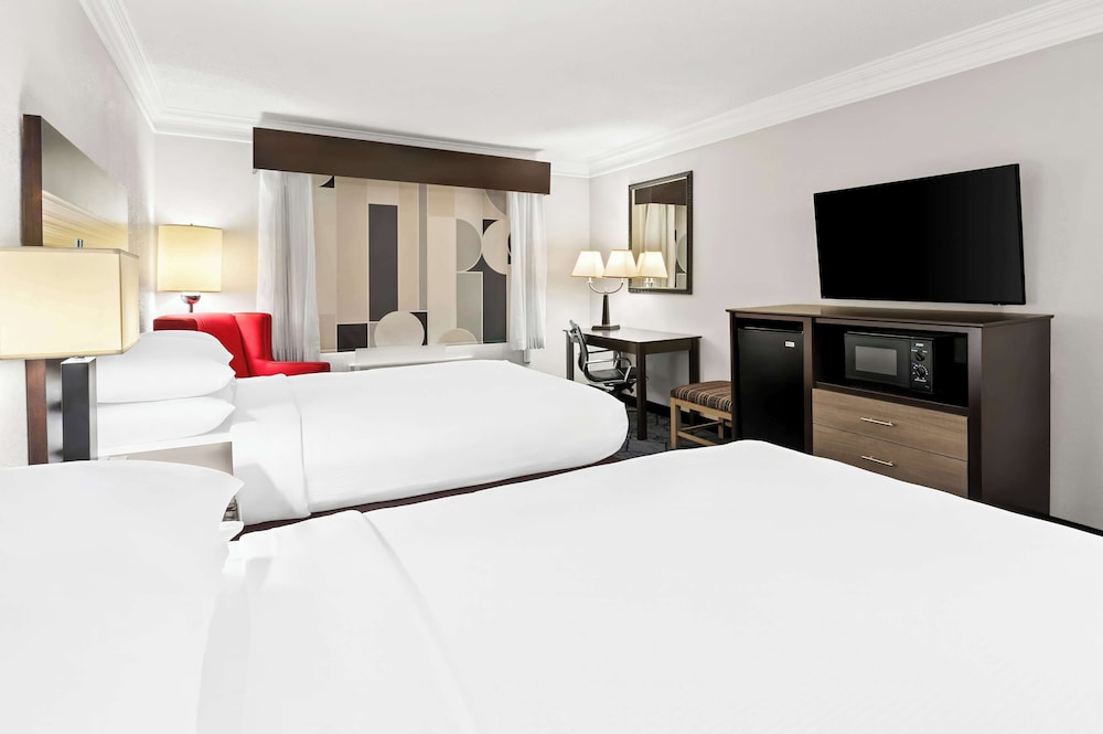 Standard Room, 2 Queen Beds, Non Smoking, Refrigerator & Microwave - Photo 4