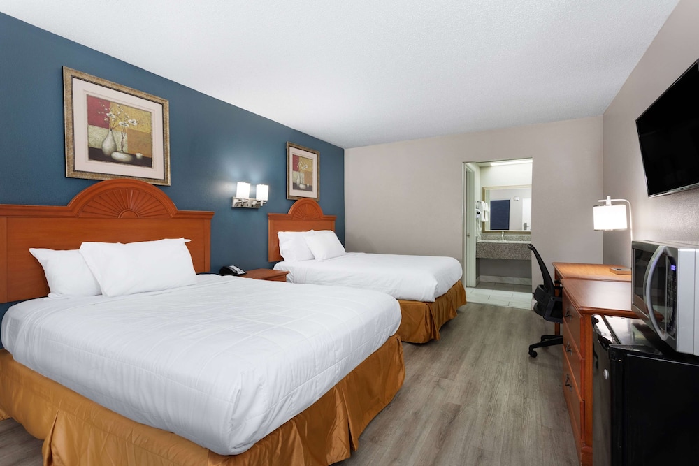 Room, 2 Queen Beds, Non Smoking - Photo 1