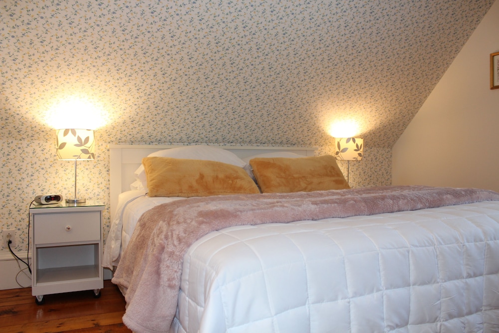 Classic Room, 1 Queen Bed, City View (Joyeuse) photo 2