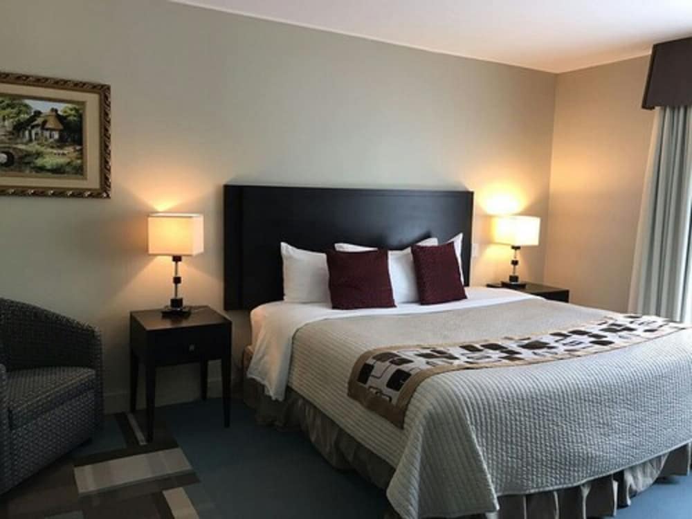Classic Room, 1 Queen Bed, Single Whirlpool Tub, Balcony photo 2