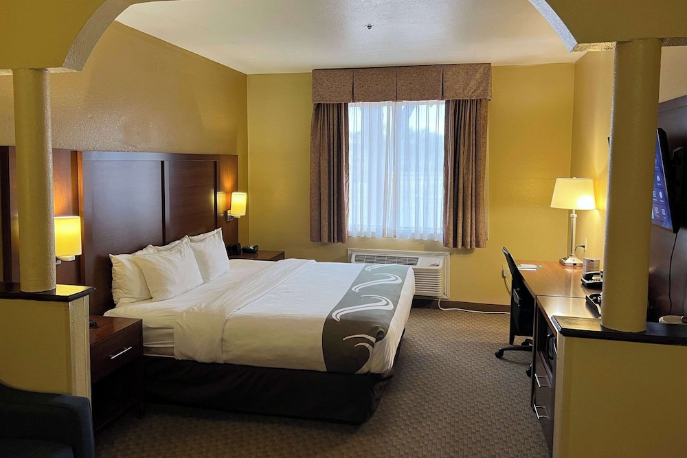 Suite, 1 King Bed, Accessible, Non Smoking photo 3