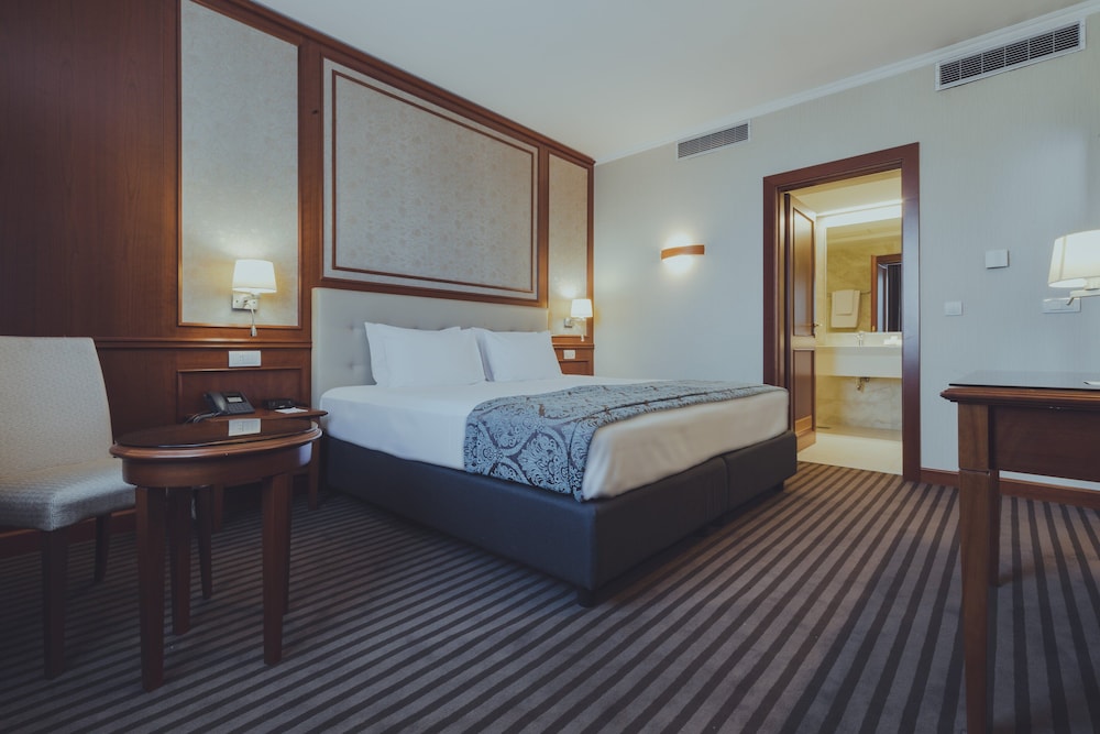 Suite, 1 King Bed, Non Smoking, Balcony - Photo 7