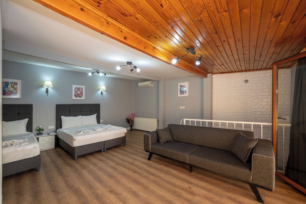 L) Suite with City View photo 3