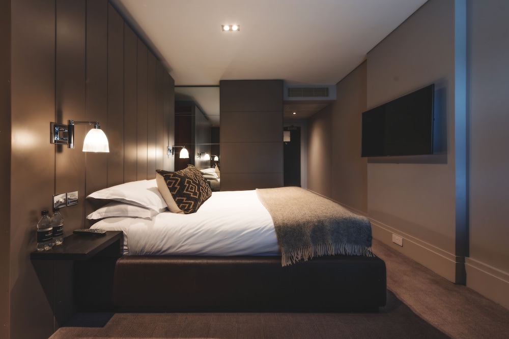 Superior Room, 1 King Bed photo 1