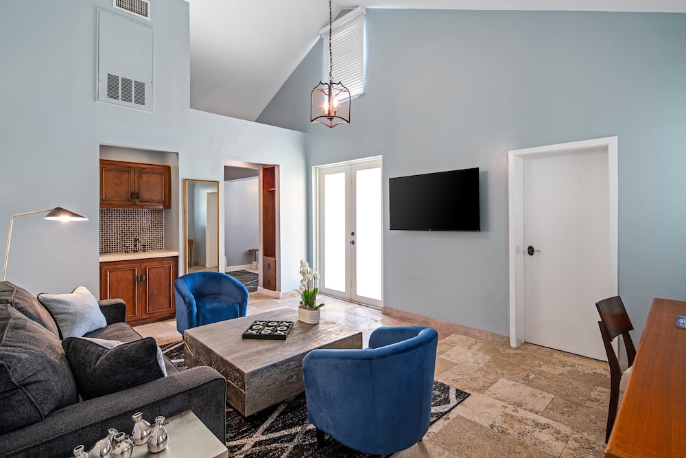 Deluxe King Suite with Balcony - Impala Building (Self Check-in)