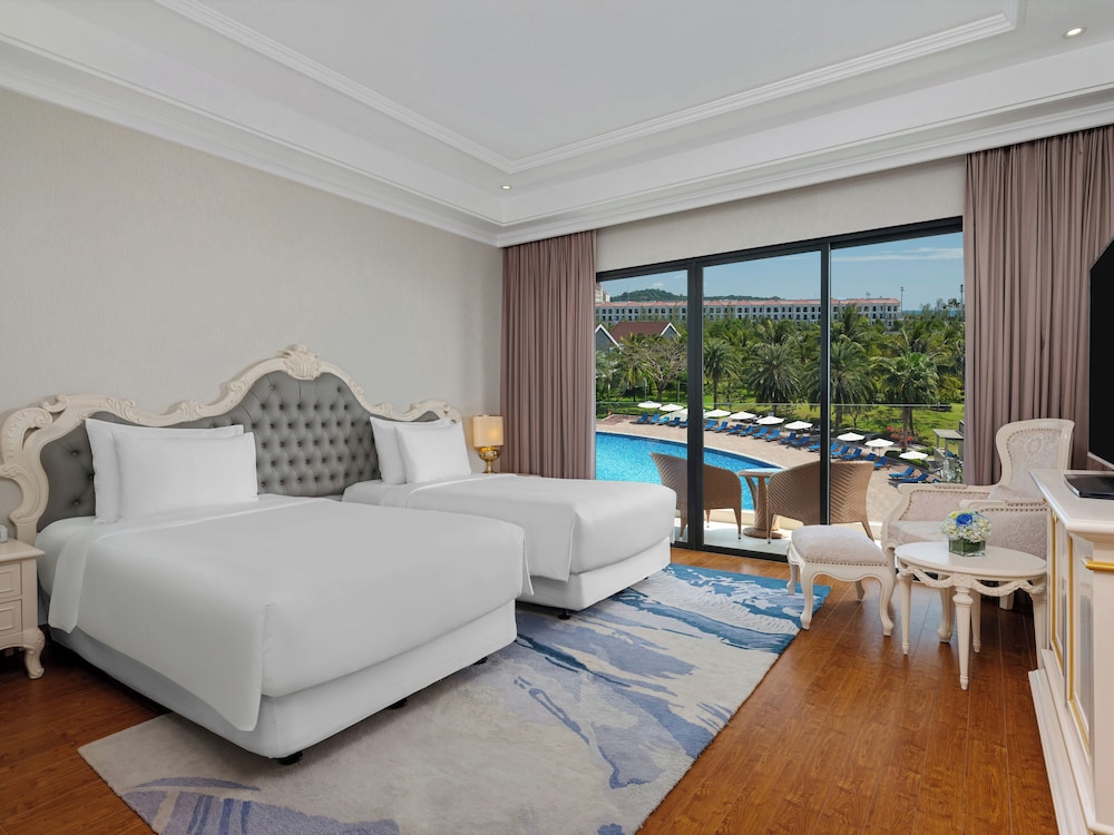 Deluxe Room, Pool View photo 3