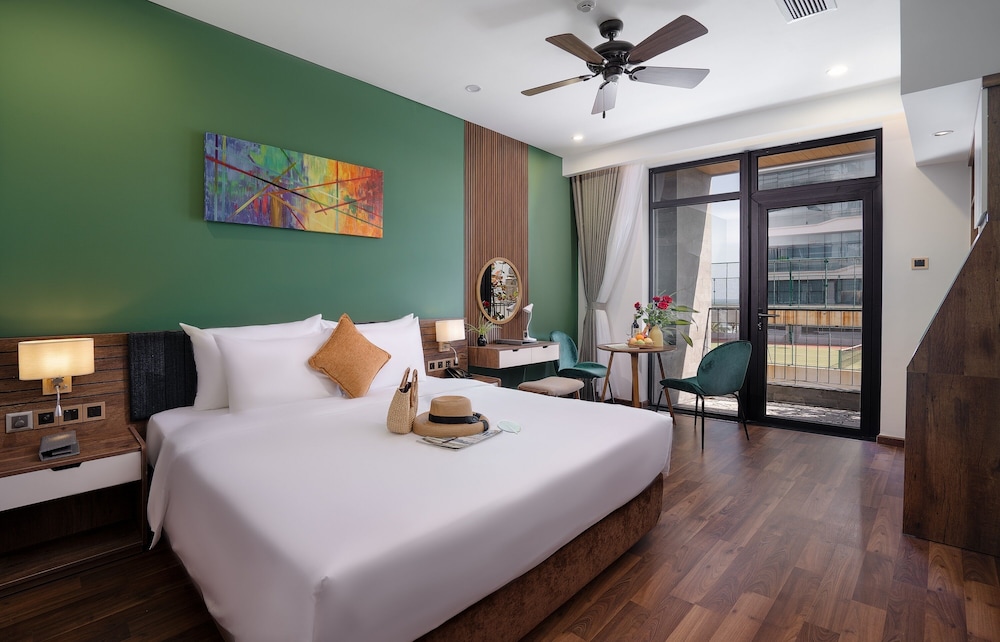Studio King Room with Balcony City View - Photo 2