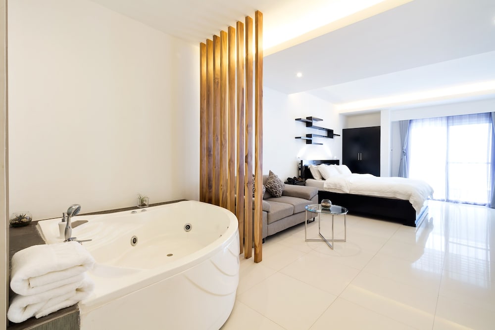 Executive Suite with Spa Bath and Kitchen photo 2