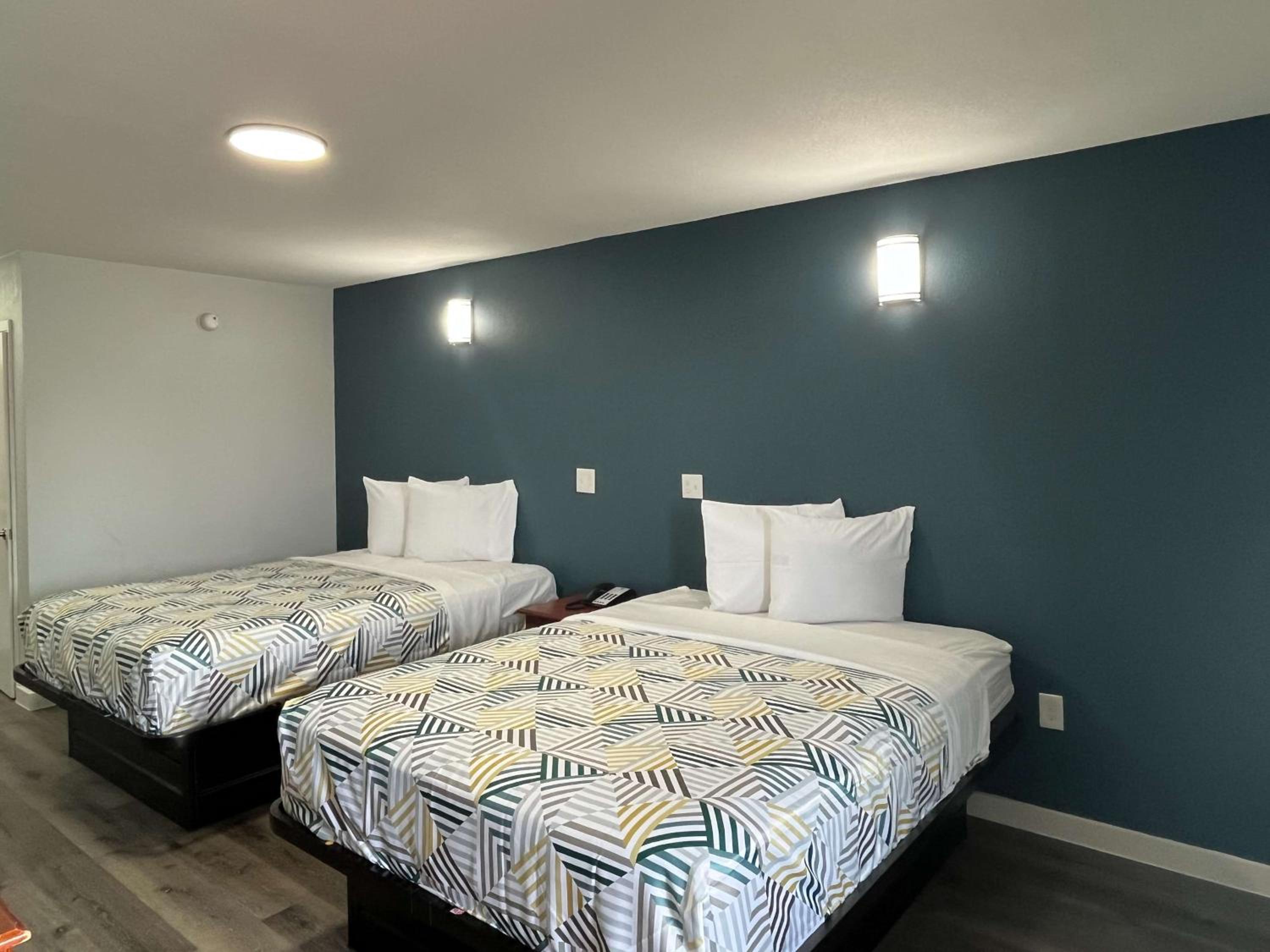 Double Room With Two Double Beds - Smoking photo 3