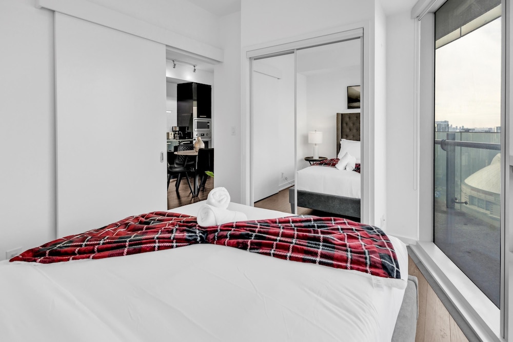 Signature Apartment, Multiple Beds, City View thumbnail 5
