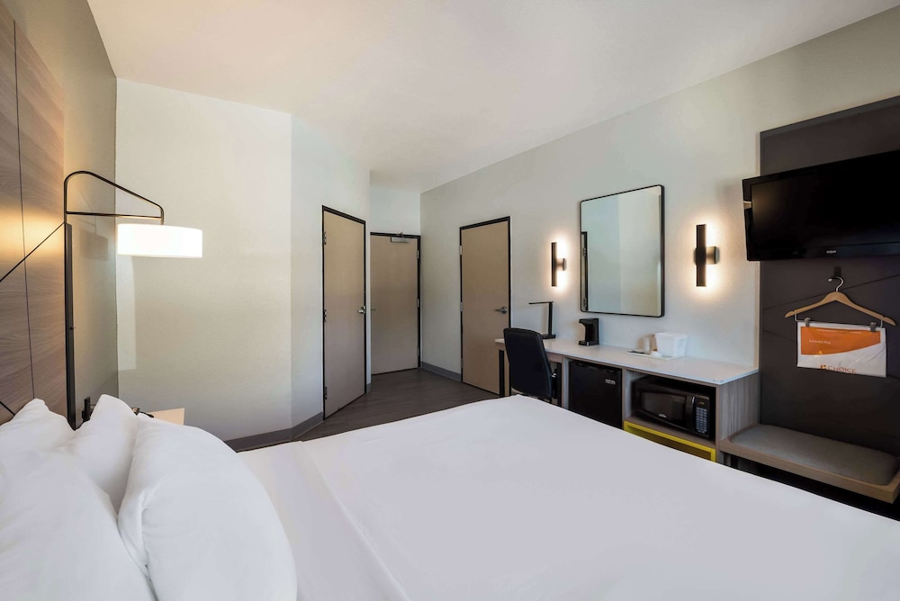 Standard Room, 1 King Bed, Non Smoking - Photo 6
