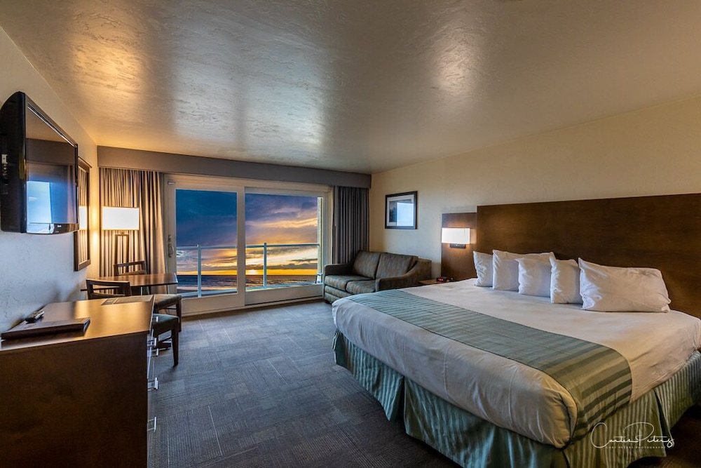 Standard Room, 1 Queen Bed, Non Smoking, Oceanfront photo 2