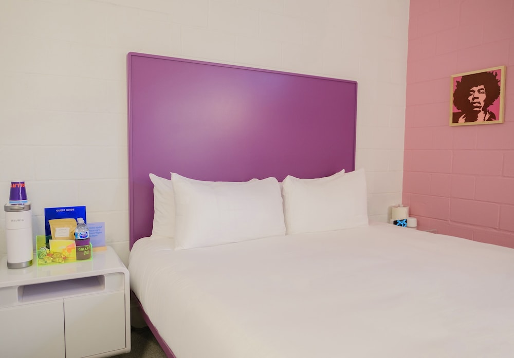 Room 211: Cozy King