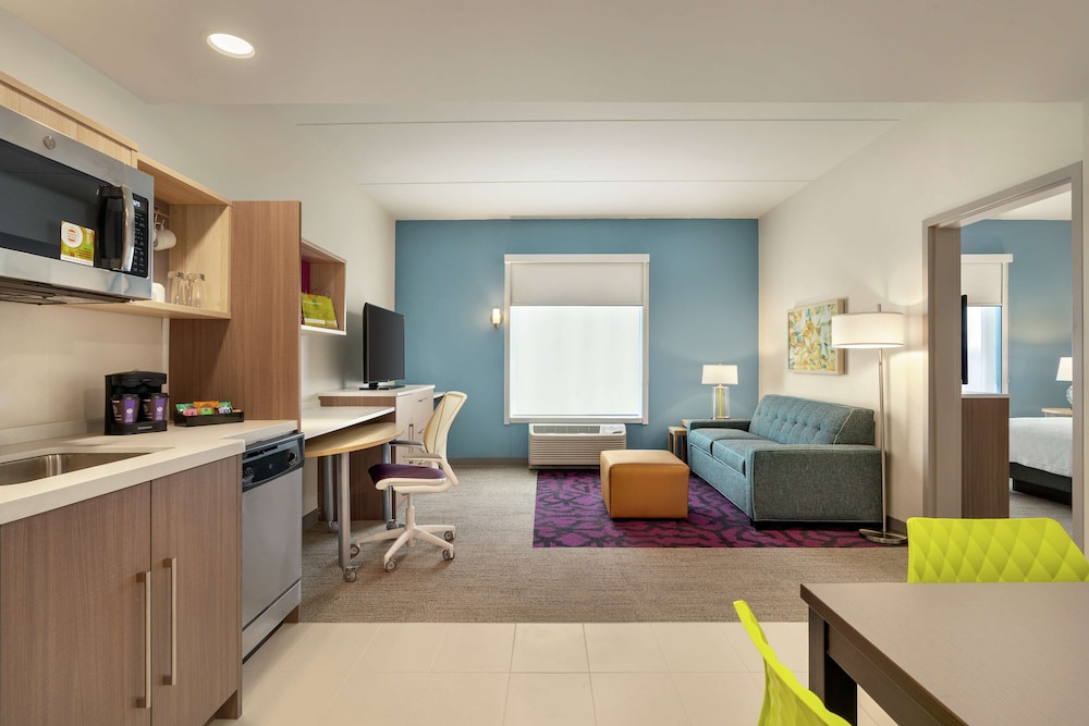 Suite, 1 King Bed, Accessible, Bathtub - Photo 1