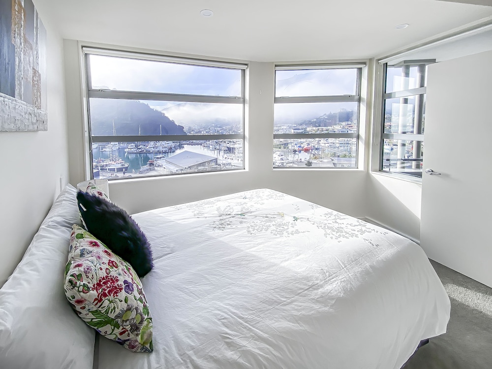 Oxley two Bedroom Waterfront Apartment 502 photo 3