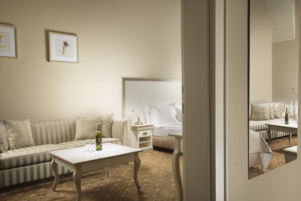 Deluxe Suite - Photo 1