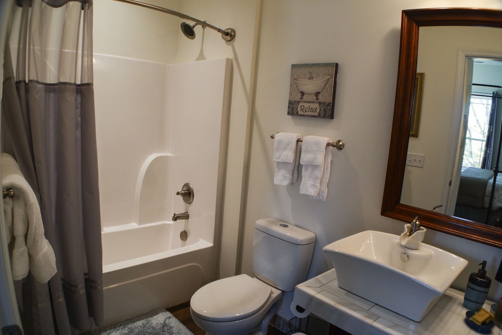Hummingbird Rm, King, Private Bath photo 3