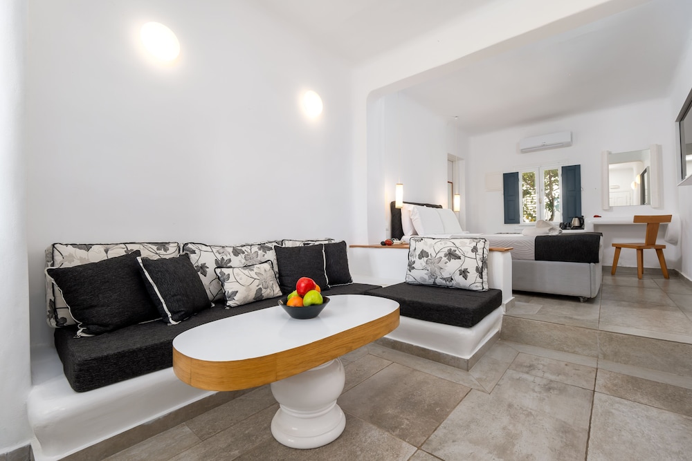 Deluxe Suite with Plunge Pool & Caldera View - Photo 1