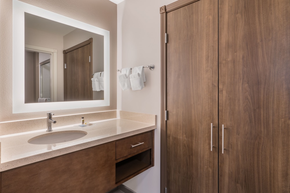Suite, 1 Bedroom (Bath Shower Combination) thumbnail 5