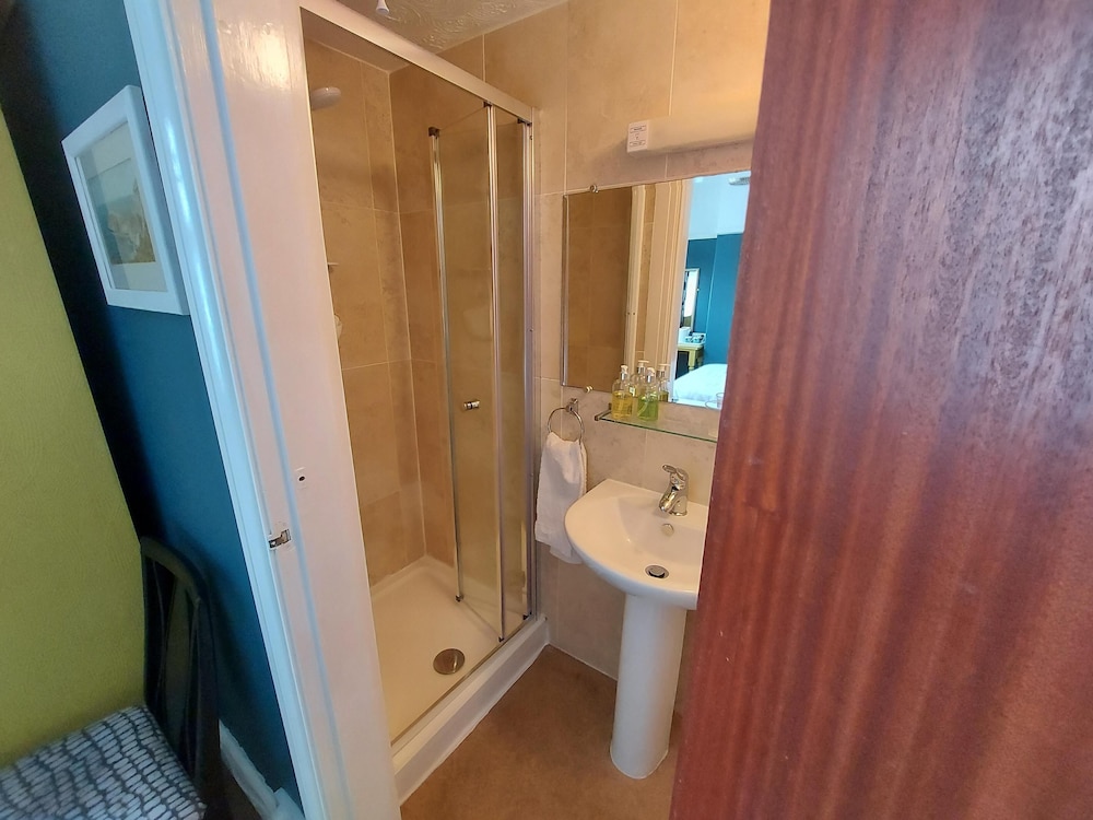 Double Room, Ensuite (Caernavon) photo 3