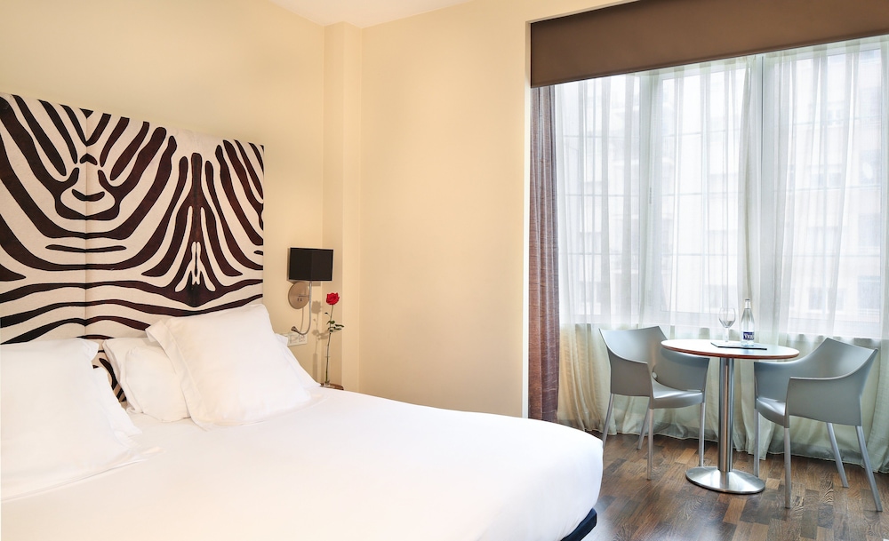 Deluxe Room thumbnail 5