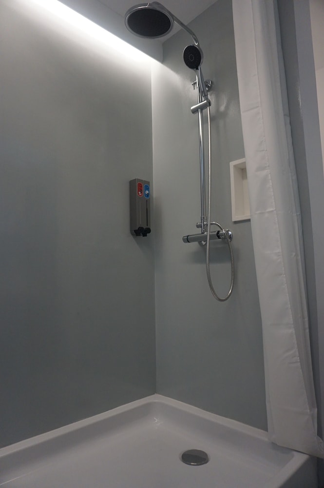 Quadruple Room - Photo 11