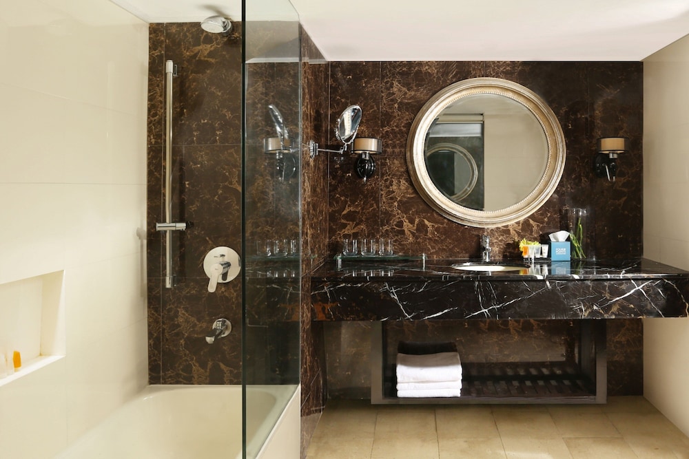 Executive Room, 1 King Bed - Photo 2