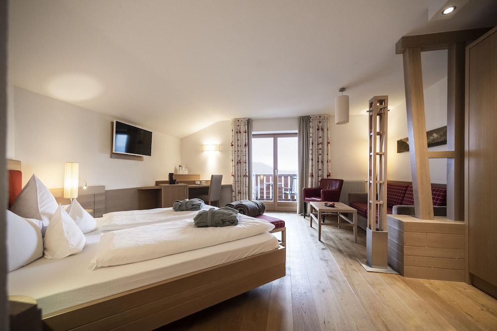 Junior Studio Suite, 1 Queen Bed With Sofa Bed, Balcony, Valley View