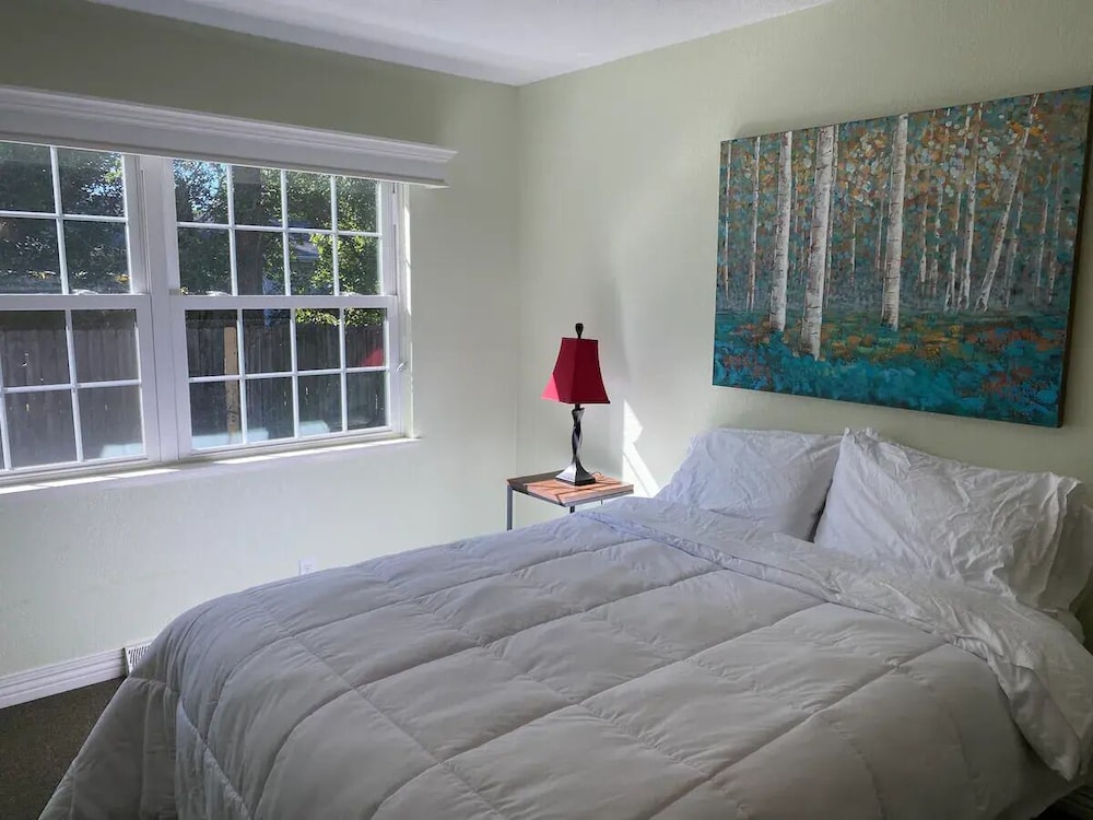 Basic Studio, 1 Queen Bed, Non Smoking, Private Bathroom