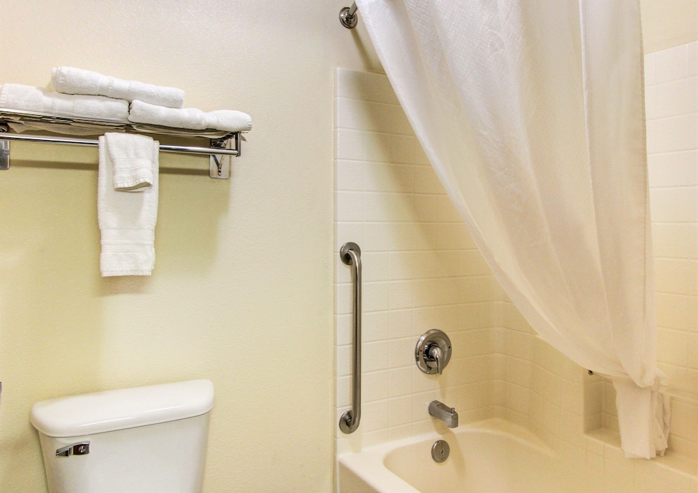 Suite, 2 Queen Beds, Non Smoking, Microwave - Photo 3