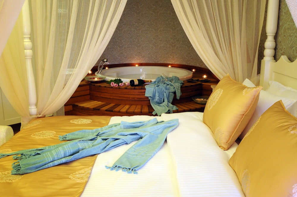 Honeymoon Room photo 1