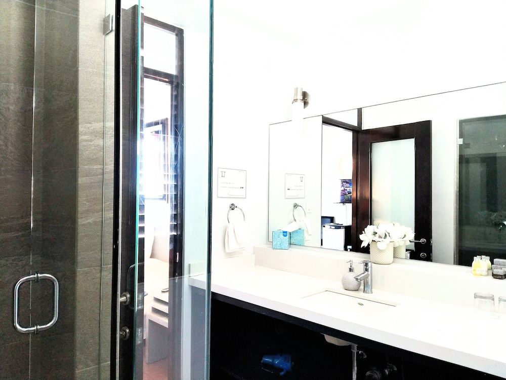 Deluxe Balcony Suites - Photo 12