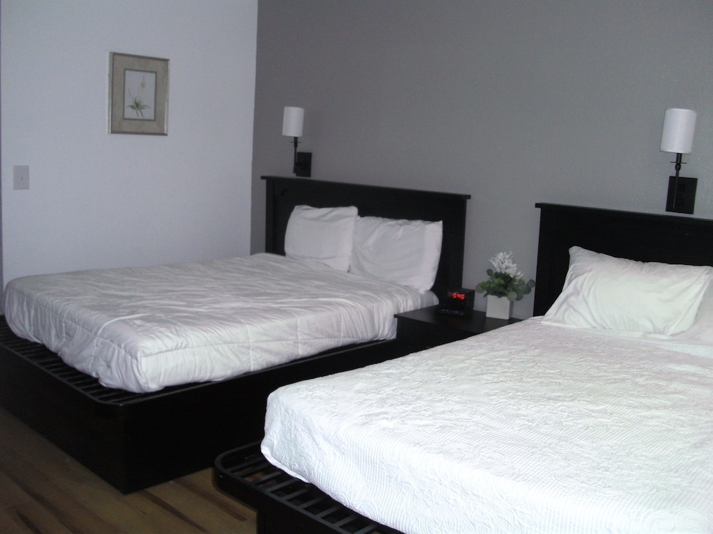 Standard Room, 2 Double Beds, Non Smoking - Photo 2