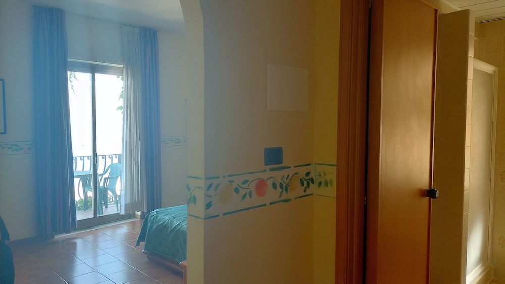 Double Room, Balcony, Sea View - Photo 11