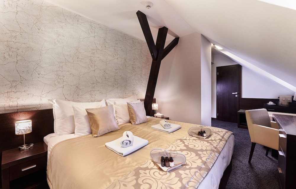 Deluxe Room, 1 Queen Bed, City View photo 3