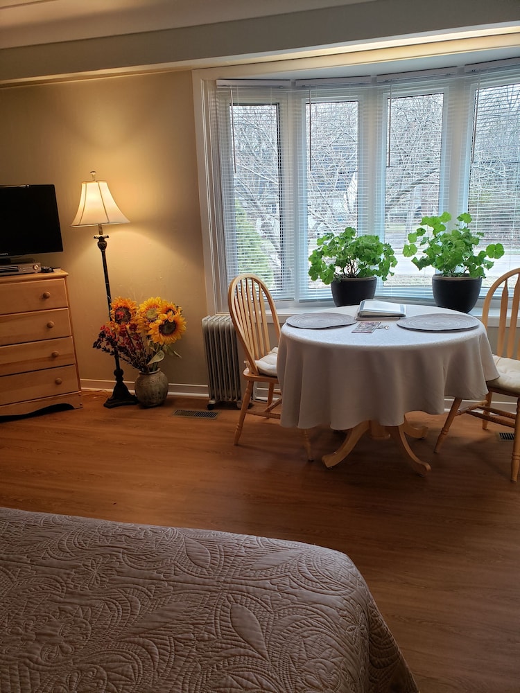 Suite, 1 King Bed, Algonquin