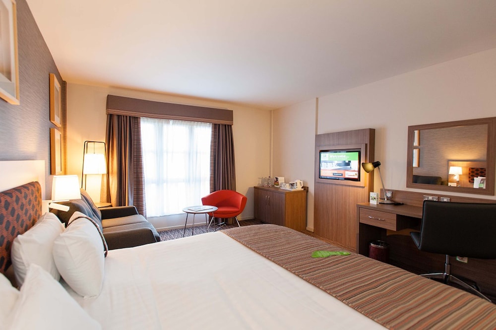 Premium Room, 1 King Bed with Sofa bed - Photo 3