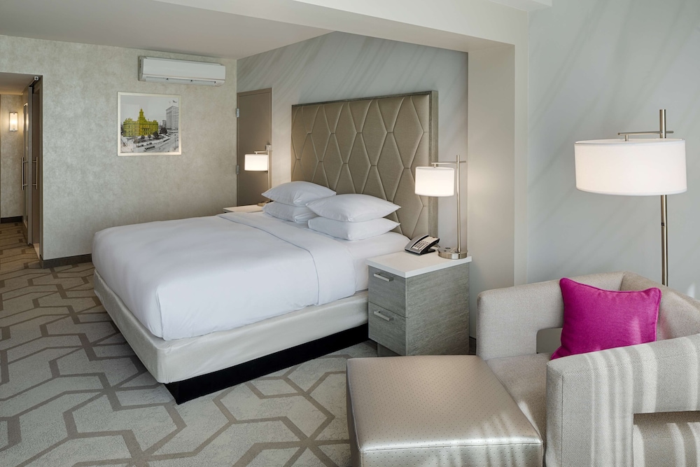 Room, 1 Queen Bed, Accessible (Mobility & Hearing, Roll-in Shower) - Photo 5