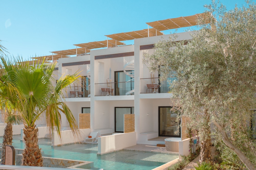 Junior Suite (Signature Level, Swim up) - Club Access Included thumbnail 5