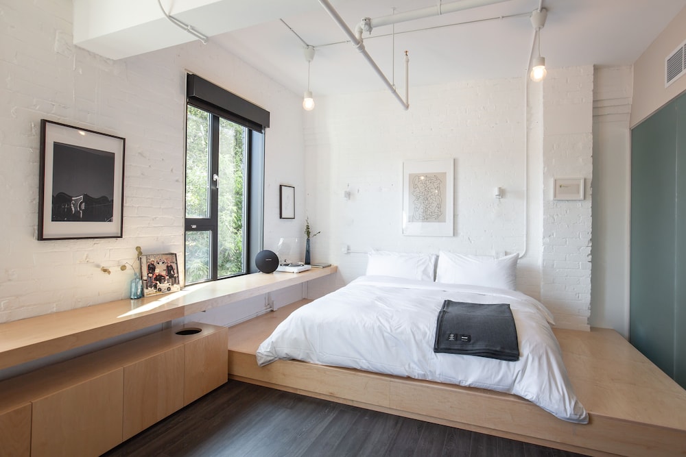 Signature Studio Suite, 1 King Bed - Photo 9