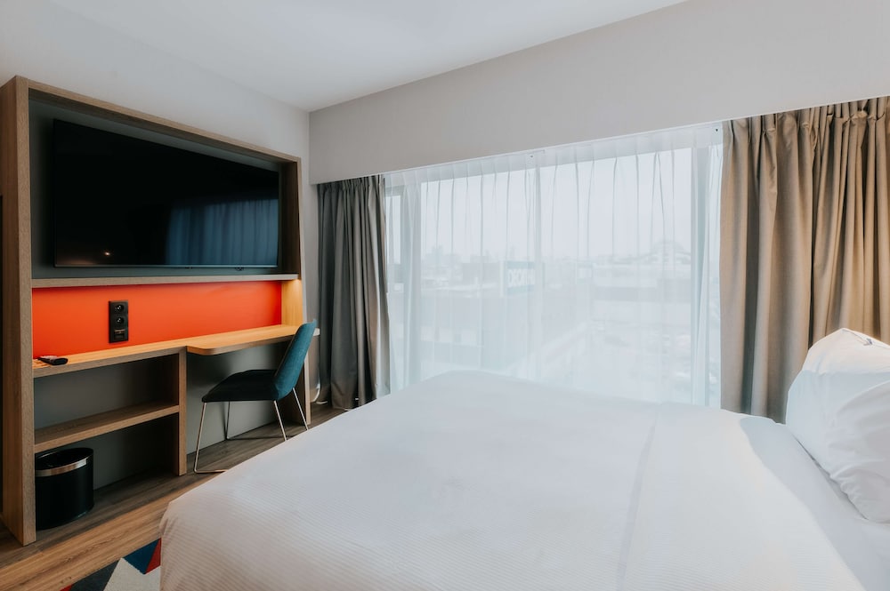 Premium Room, 1 Queen Bed with Sofa bed - Photo 4