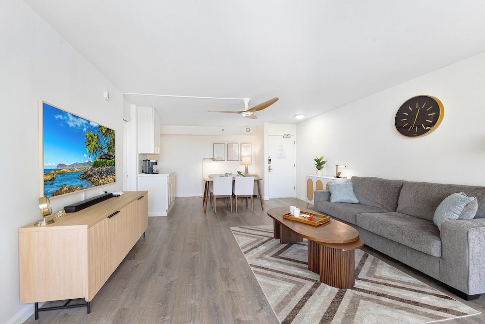 Premium Remodeled Condo with Ocean View and Parking: Premium Apartment, 1 King Bed with Sofa bed, Ocean View (WB 2713 T1) photo