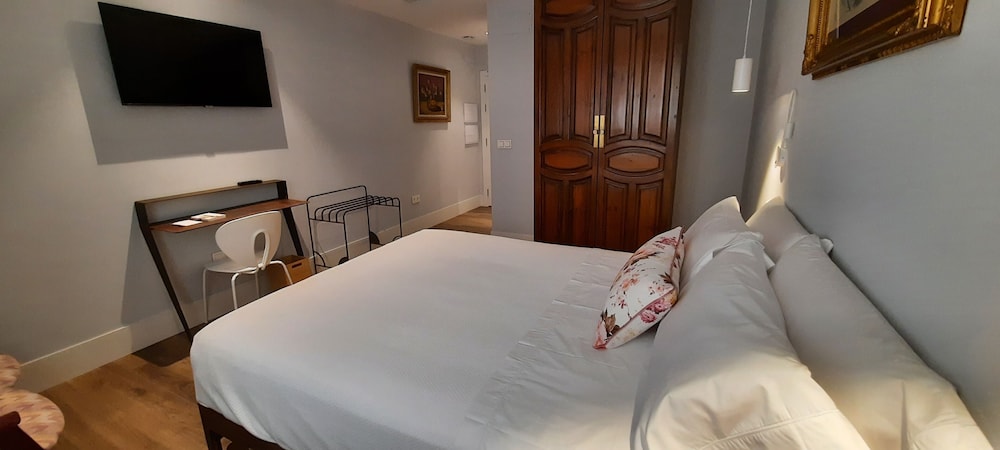 Double or Twin Room - Photo 36