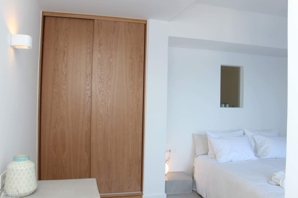 Superior Suite, 1 Queen Bed, Balcony, Sea View - Photo 3