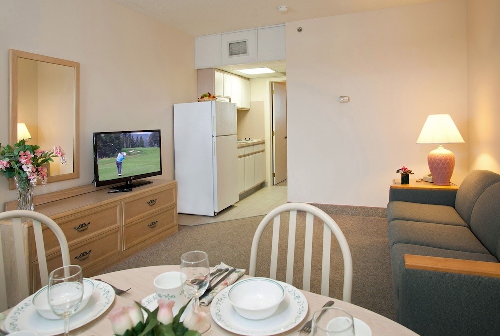 Deluxe Suite, Partial Ocean View (E) photo 2
