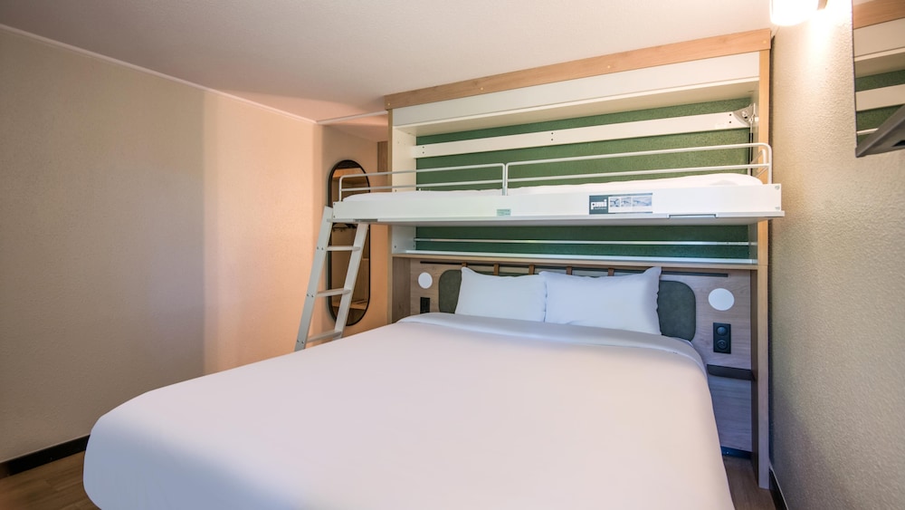 Standard Room, Multiple Beds - Photo 4